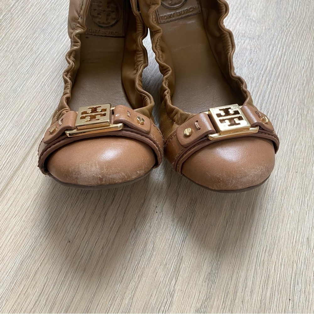 Tory Burch Tan Logo Scrunched Ballet Flats - Picture 3 of 6
